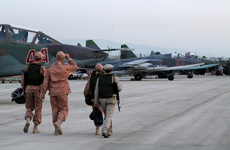 Attackflygplan av typen Su-25 uppställda på flygbasen Khmeimim