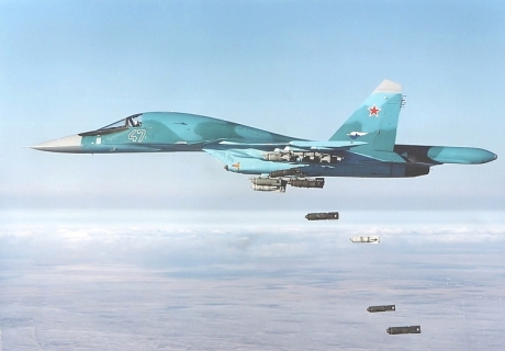 Ett attackflygplan av typen Su-34 släpper sin dödliga last över takfiris
